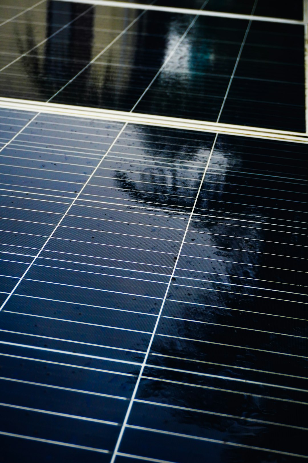 close-up-of-wet-solar-panels-reflecting-sky-3dasv99pvry